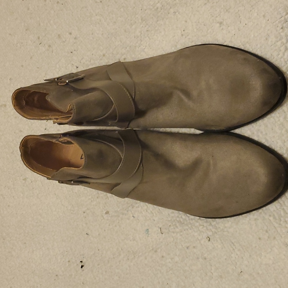 Women gray booties